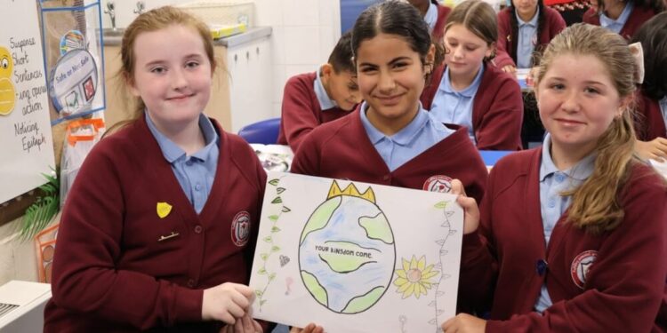 Milhares de alunos na Inglaterra participam de oração coletiva do ‘Pai Nosso’