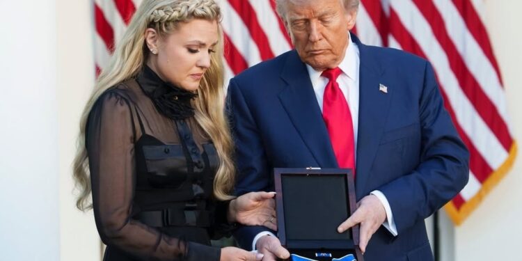 Trump homenageia Charlie Kirk com a mais alta honraria civil dos EUA