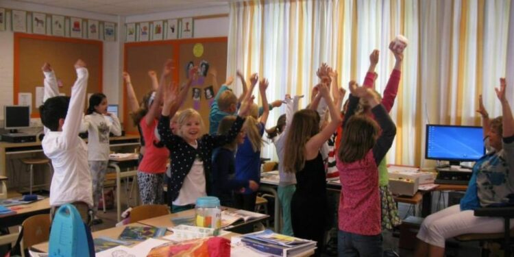 Mães formam grupo de oração em escola e impactam alunos e professores na Holanda