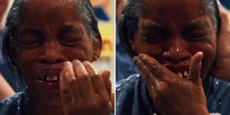 Idosa em cadeira de rodas ora para ser batizada e vê sonho realizado em prisão nos EUA