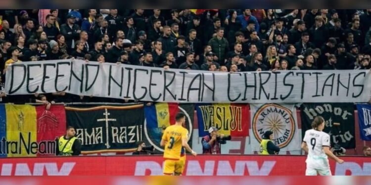 Torcida da Romênia exibe faixa sobre perseguição: “Defenda os cristãos da Nigéria”