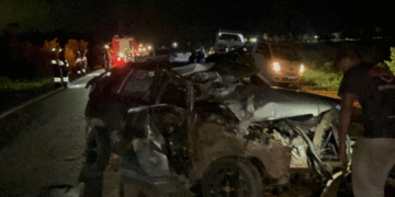 Motorista fica em estado grave após batida entre carro e ônibus parado na BR-319