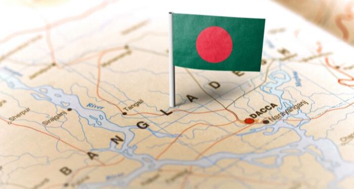 Cristão é expulso de casa pelos filhos e pede comida nas rua de Bangladesh