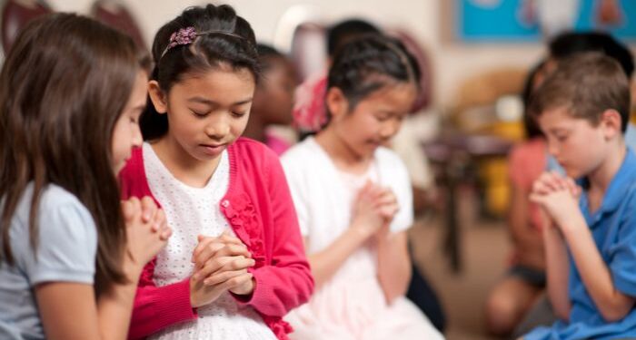 Crianças cristãs enfrentam humilhação e isolamento