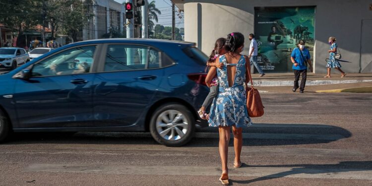 Detran-RO reforça importância de respeitar a legislação de trânsito em casos de travessia em faixas de pedestres 