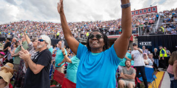 Centenas vêm a Cristo em ato conduzida por neto de Billy Graham