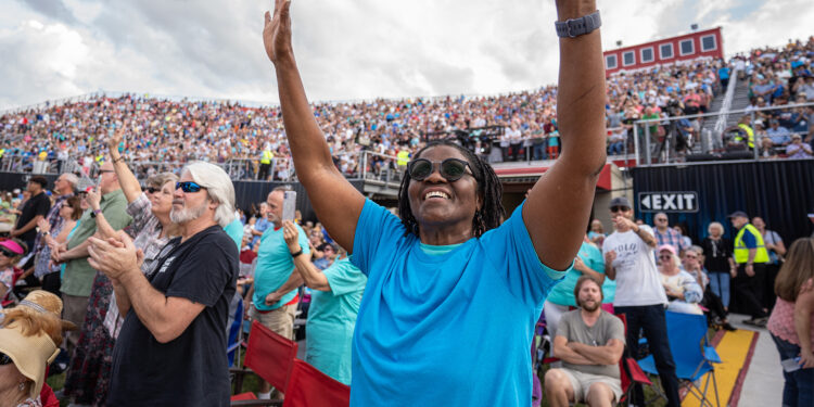 Centenas vêm a Cristo em ato conduzida por neto de Billy Graham