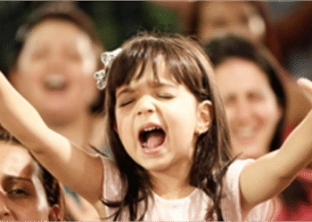 “Cheias do Espírito Santo”, crianças impactam vidas com adoração