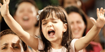 “Cheias do Espírito Santo”, crianças impactam vidas com adoração