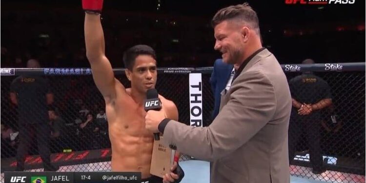 “Pastor do UFC”: lutador prega após vitória no octógono com Bíblia