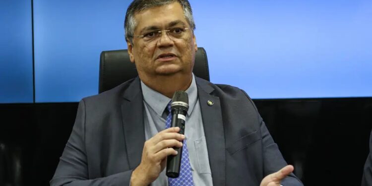 Senadores protocolam impeachment contra Flávio Dino, do STF