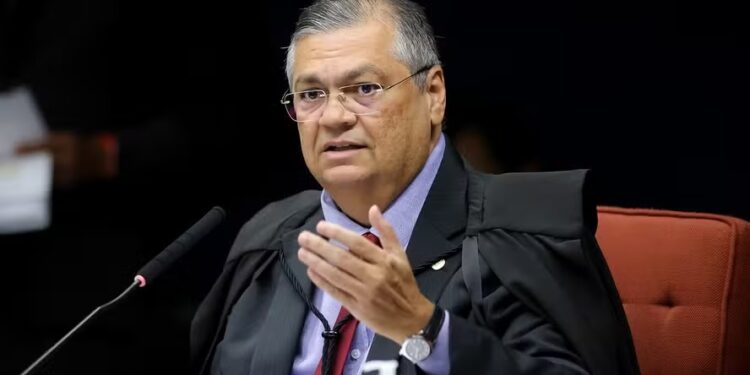 Dino faz ‘malabarismo’ com Bíblia