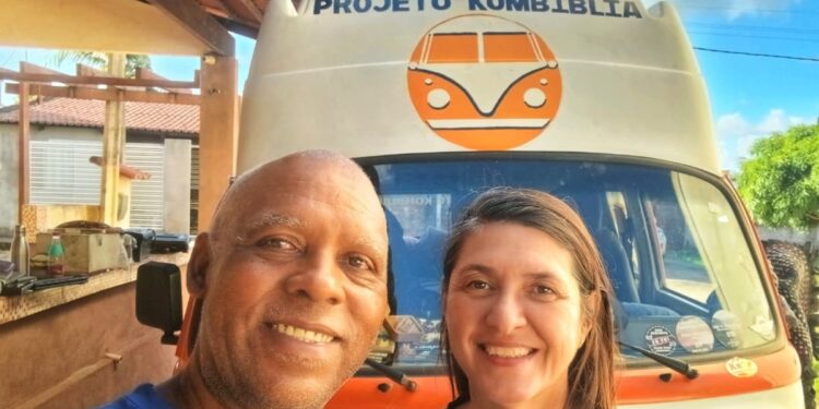 casal dirige o Brasil em Kombi para missões