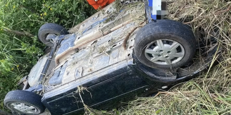 Criança de 5 anos fica dias presa em carro com os corpos dos pais