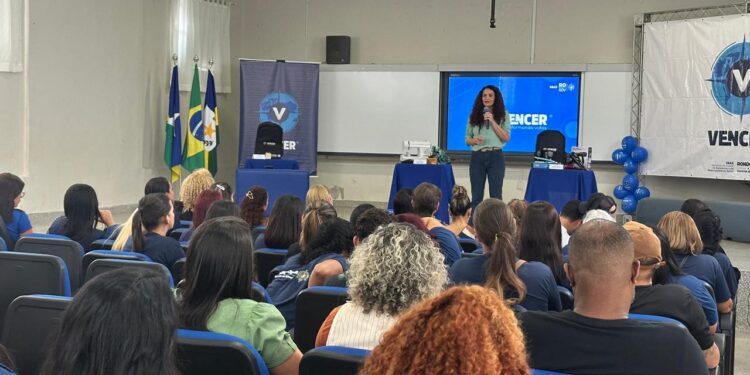 Entrega de kits profissionais do Programa Vencer marca nova etapa para alunos de Jaru