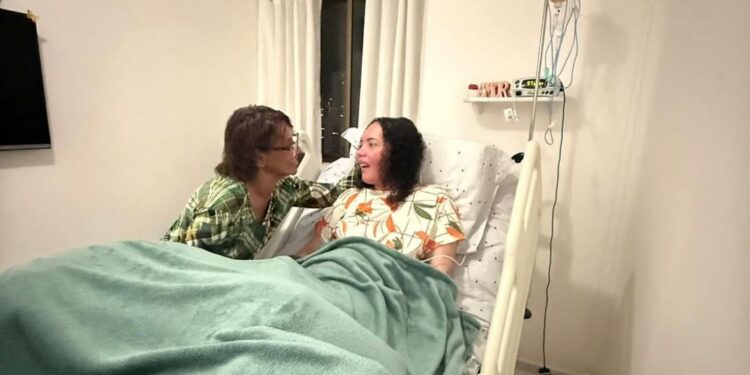 Irmã divulga foto de Amanda Wanessa já na casa dos pais