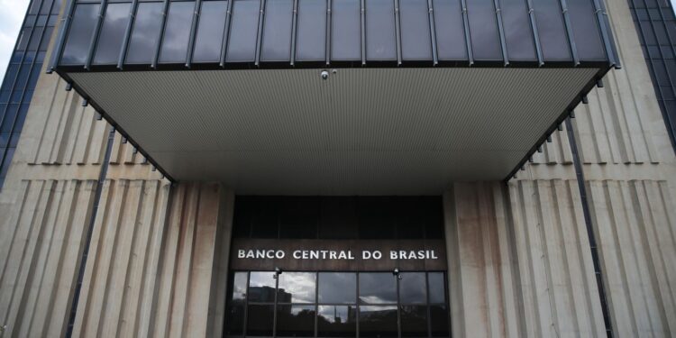 Mercado financeiro reduz para 4,72% previsão de inflação em 2025