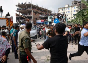 muçulmanos expulsam o pai de casa após conversão