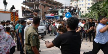 muçulmanos expulsam o pai de casa após conversão