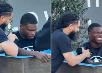 Vídeo: antes de partida na NFL, jogador é batizado nas águas