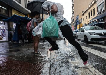 Frente fria muda o tempo e favorece chuvas no estado de São Paulo
