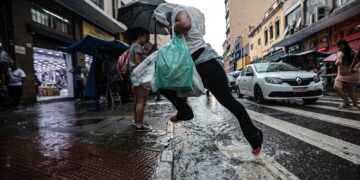 Frente fria muda o tempo e favorece chuvas no estado de São Paulo