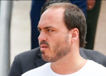 Carlos Bolsonaro pede orações por seu pai e família