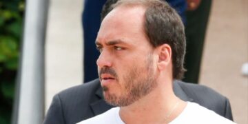Carlos Bolsonaro pede orações por seu pai e família
