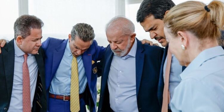 Samuel Ferreira e Cezinha de Madureira visitam e oram por Lula