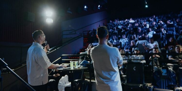 Igrejas driblam limitações realizando cultos em salas de cinema