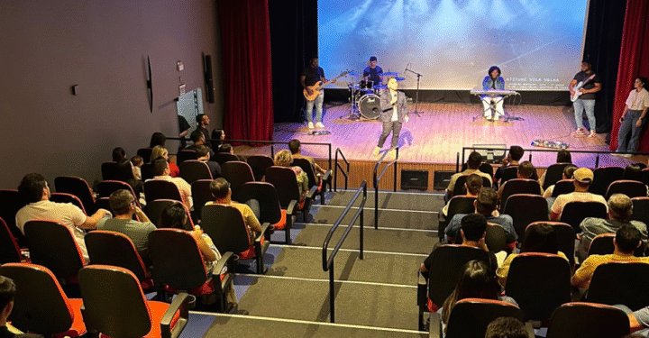 Igrejas evangélicas levam cultos para salas de cinema