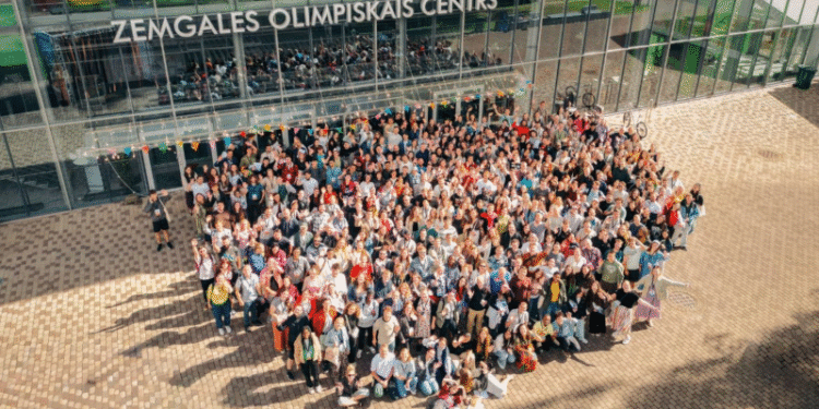 Universitários evangélicos realizam evangelismo e batismo na Letônia