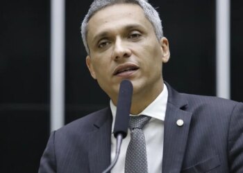 Moraes suspende ação penal contra deputado Gustavo Gayer