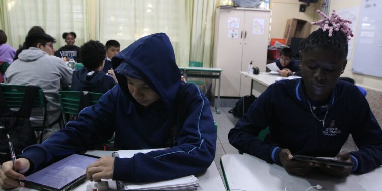 Professores no Brasil usam mais IA que média dos países da OCDE