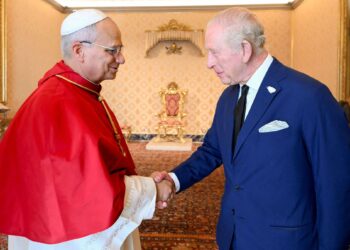 Rei Charles e papa Leão XIV protagonizam encontro histórico
