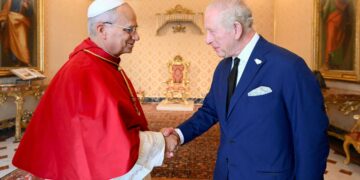 Rei Charles e papa Leão XIV protagonizam encontro histórico