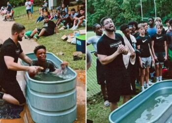 Atletas de futebol americano recebem batismo após treino