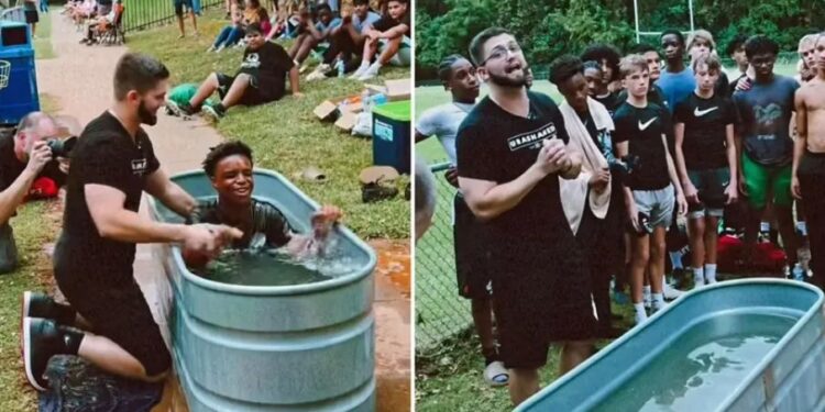 Atletas de futebol americano recebem batismo após treino