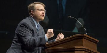 Pastor que passou 6 meses preso reassume cargo na igreja