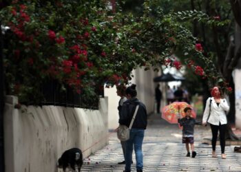 Capital paulista amanhece com céu encoberto e chuva