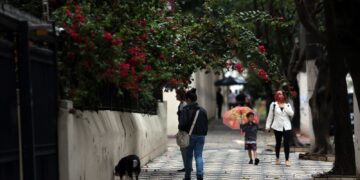Capital paulista amanhece com céu encoberto e chuva