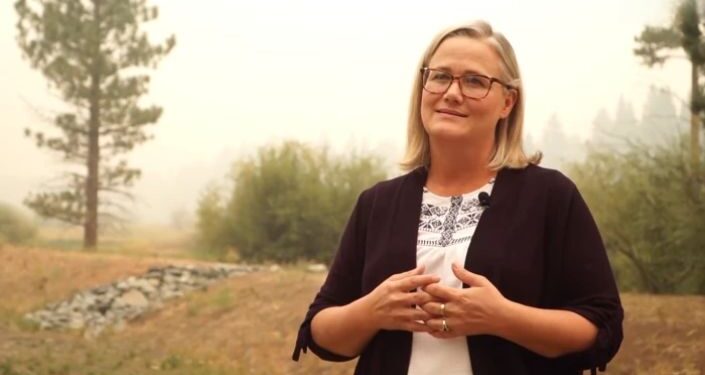 Prefeita renuncia após ter sido pega desviando ofertas de igreja