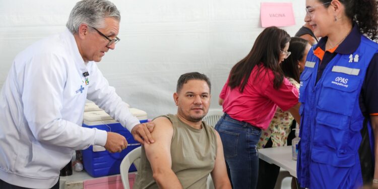 Em Dia D de Vacinação, Padilha garante a segurança da imunização