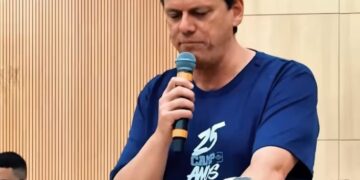 Tarcísio prega em Camp de jovens: ‘Vocês são instrumentos’