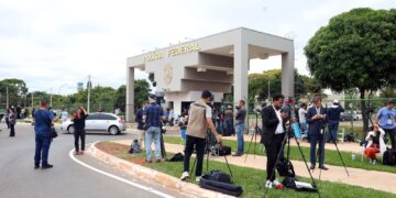 Alexandre de Moraes autoriza visita de Michelle a Jair Bolsonaro na PF