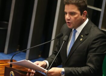 Mendes suspende julgamento de governador do Acre no STJ por 15 dias