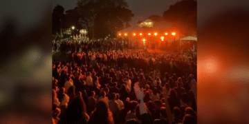 Centenas de jovens transformam Halloween em noite de louvor em praça de Curitiba