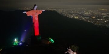 Versículo da Bíblia é projetado no Cristo Redentor: “No princípio, o Verbo era Deus”