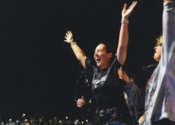 Mais de 5.500 alunos exaltam Jesus em universidade nos EUA e centenas são batizados