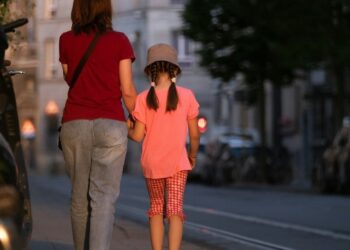 Justiça impede mãe de levar filha à igreja após exigência do pai nos EUA